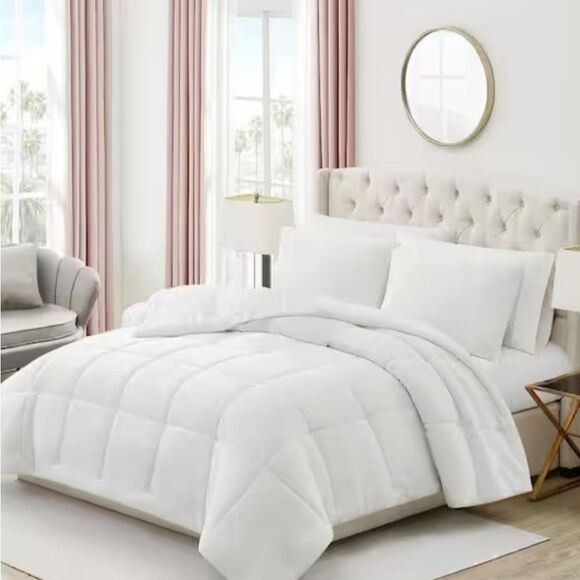 Juicy Couture Plush Velour 4-PC King Bed Set- White/Pink - Picture 4 of 9